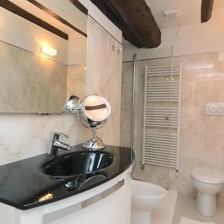 Mirrors شقة البندقية