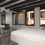 Mirrors Apartman *