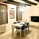 Mirrors Apartman Velence