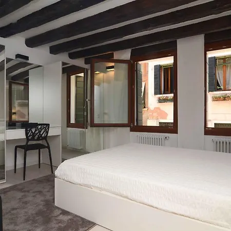 Mirrors Апартаменты *