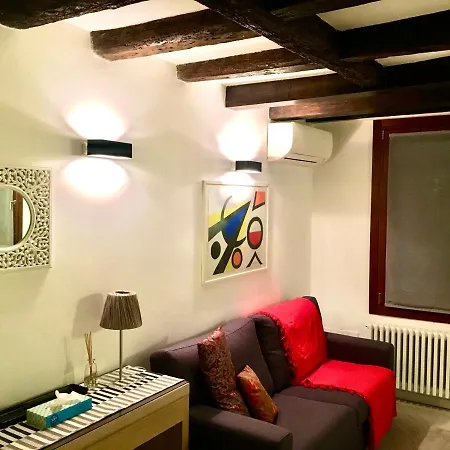 Mirrors Apartman *