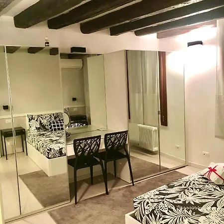 Mirrors Apartament