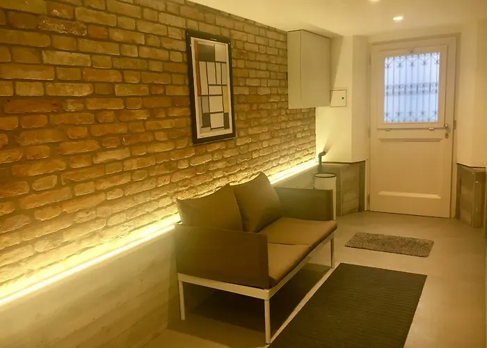 Mirrors Apartman Velence